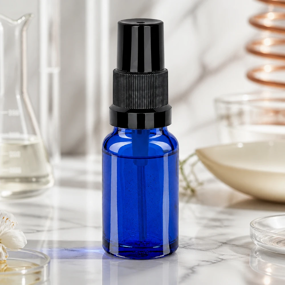 10 ml szklana butelka z rozpylaczem STD BlueLine UT18/10 z ergonomiczną czarną głowicą rozpylającą ułatwiającą obsługę