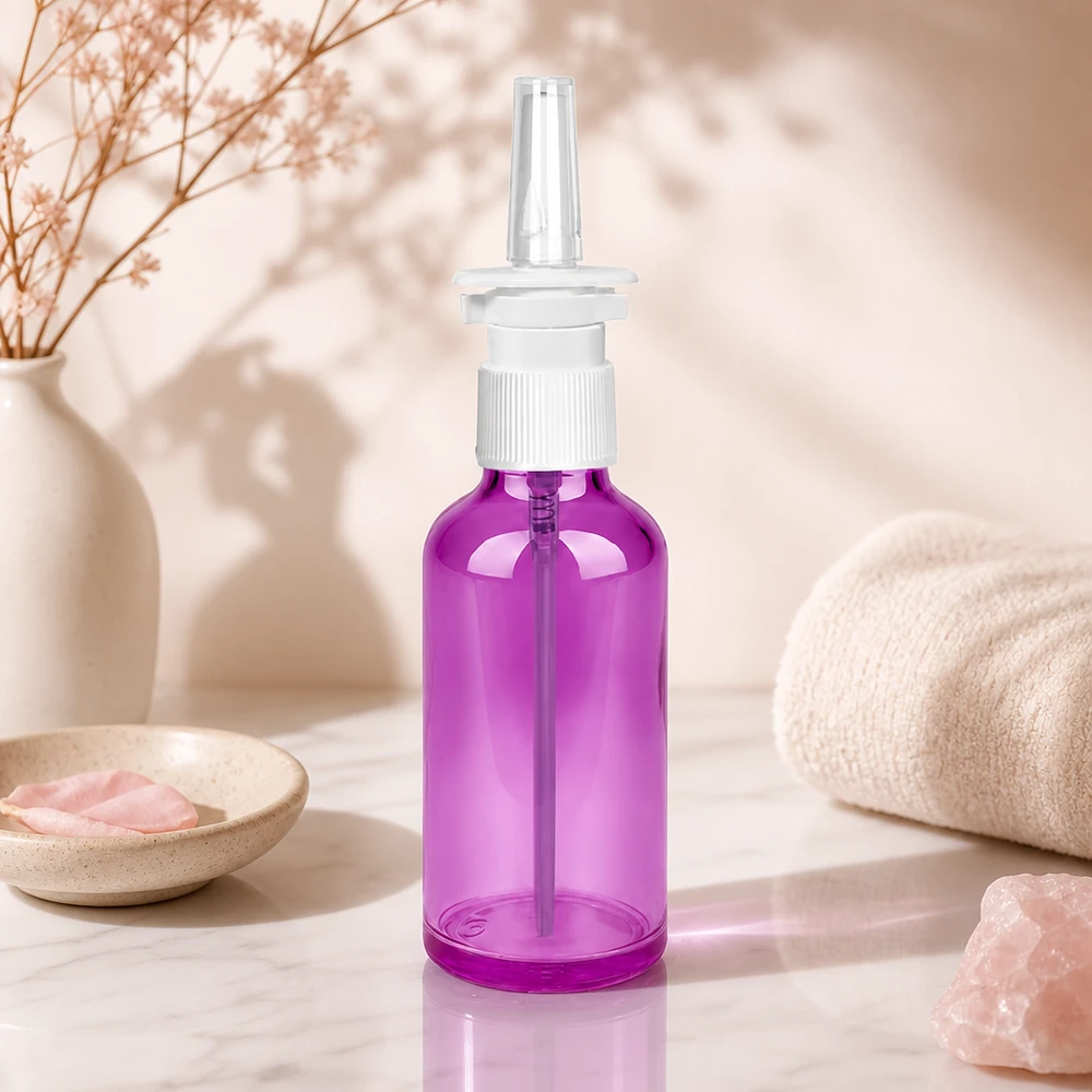 Butelka z rozpylaczem do nosa 50ml biała/przezroczysta standard PurpleLine. UT18/50 Wysokiej jakości butelka z aerozolem do nosa o pojemności 50 ml z przezroczystym, fioletowym wykończeniem i profesjonalnym systemem rozpylania.