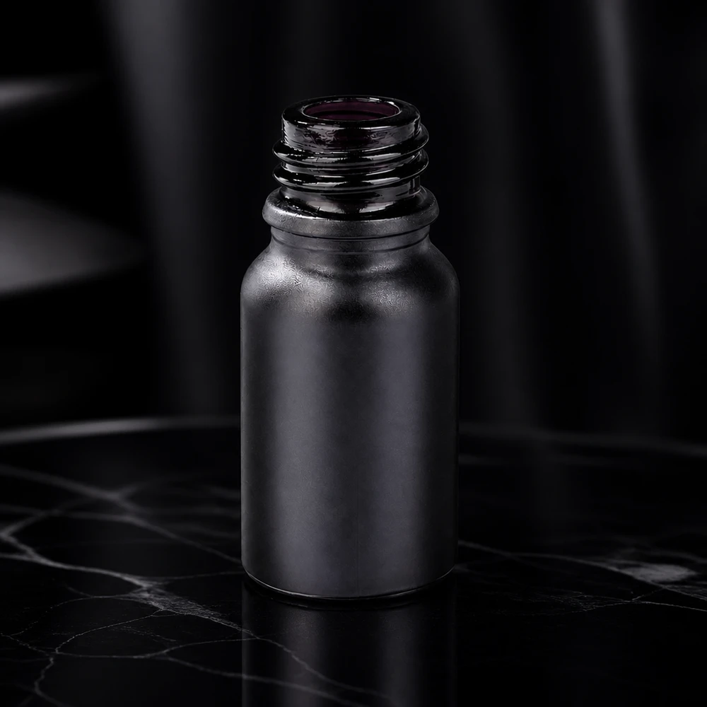 Elegancka butelka apteczna BlackLine UT18/10 UNiTWIST o pojemności 10 ml i smukłej sylwetce zapewniającej stylową prezentację.