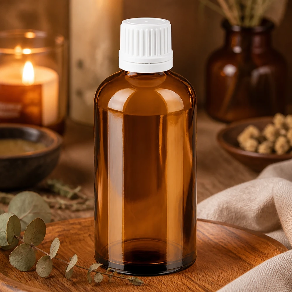 100 ml butelka z kroplomierzem 0,7 mm biała OV BrownLine UT18/100 Mała butelka z bursztynowego szkła o pojemności 100 ml z precyzyjnym zakraplaczem zapewniającym ochronę przed promieniowaniem UV i bezpieczne przechowywanie.