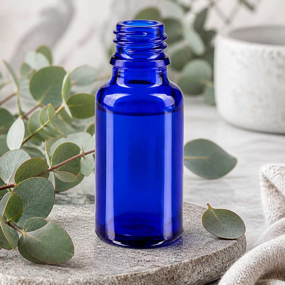 Butelka z zakraplaczem 20 ml DIN 18 NIEBIESKIE SZKŁO Mała 20 ml butelka apteczna w jasnoniebieskim kolorze wykonana z wytrzymałego tworzywa ApoGlas do codziennego użytku