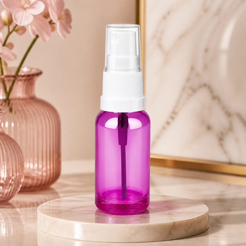 Butelka z rozpylaczem o pojemności 20 ml wykonana z wysokiej jakości przezroczystego plastiku w eleganckim fioletowym kolorze