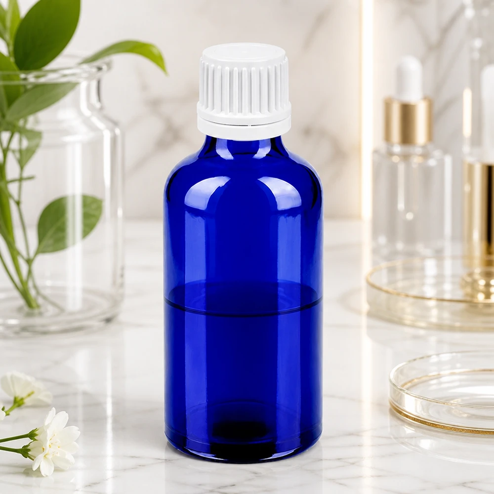 Butelka 50 ml 11 mm SV biała OV BlueLine UT18/50 Okrągła szklana butelka o pojemności 50 ml w jasnoniebieskim kolorze z praktycznym białym zakraplaczem