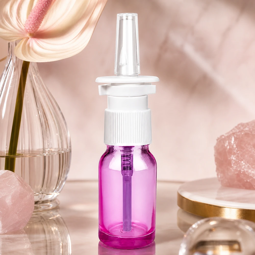 Elegancka butelka z aerozolem do nosa o pojemności 10 ml w kolorze fioletowym z białą głowicą rozpylającą do precyzyjnego dozowania