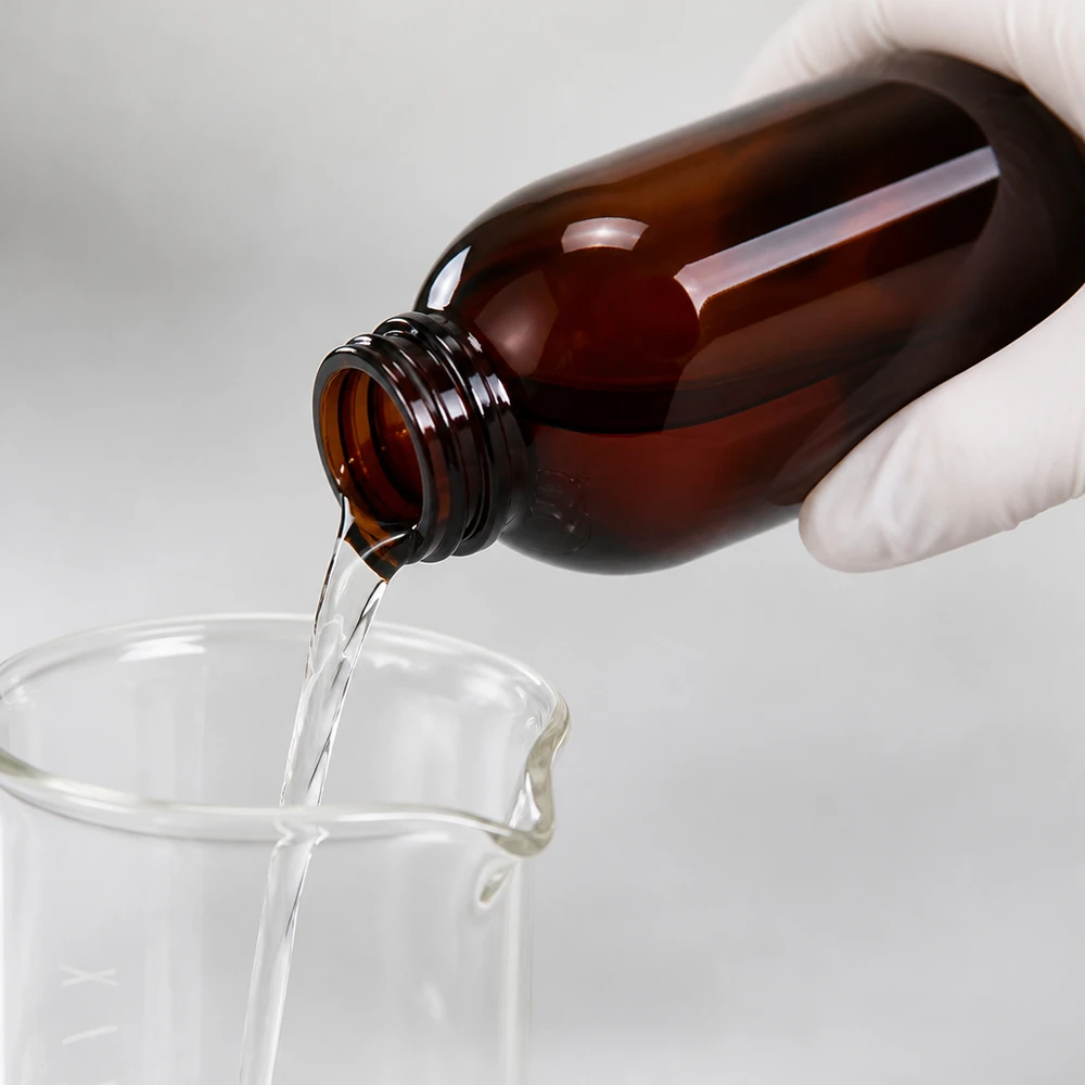 Butelka PET 250 ml z białym standardem OV Brązowa butelka PET o pojemności 250 ml z białym zakrętkiem podczas napełniania w warunkach laboratoryjnych