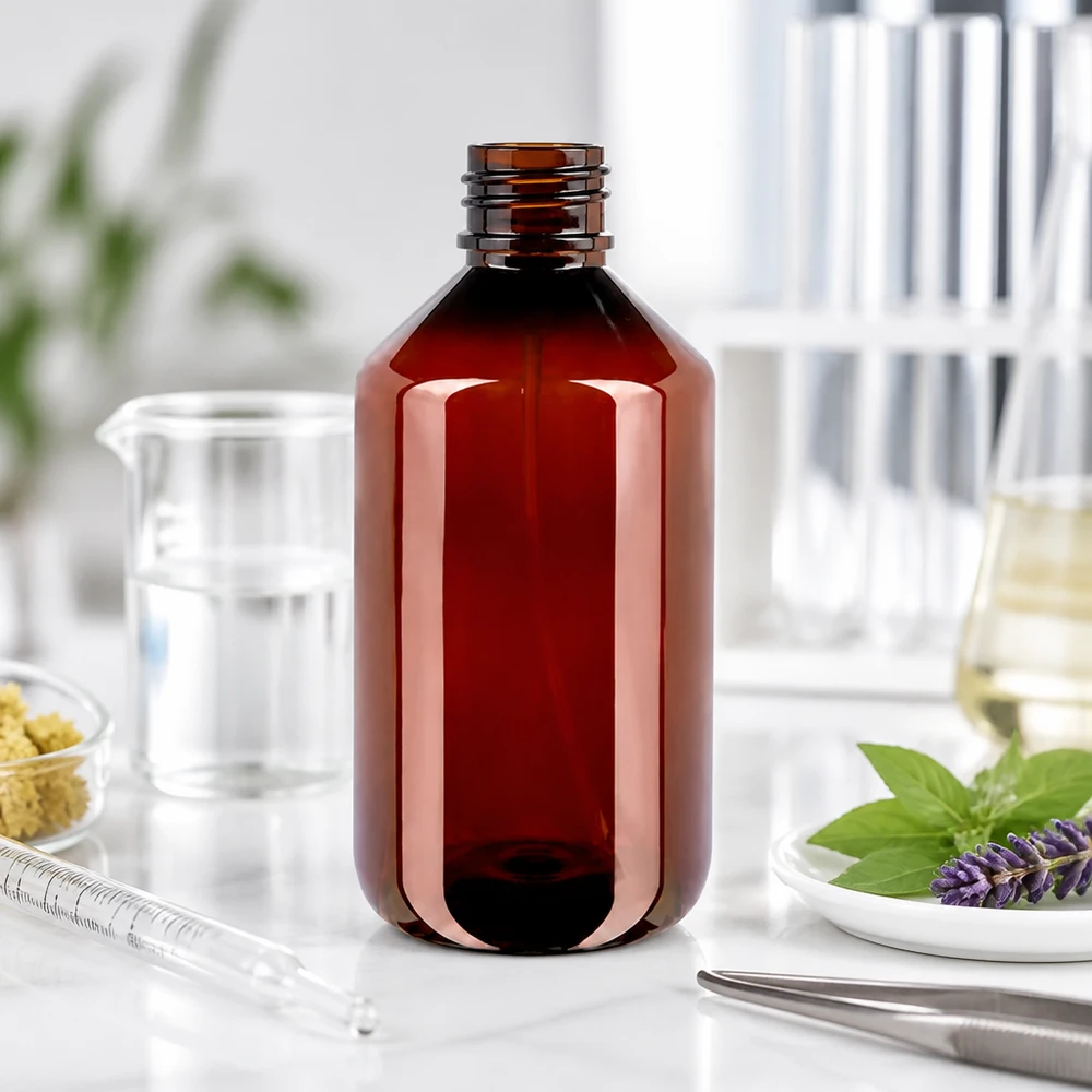Unlabeled 500ml PET Sprühflasche braun auf weisser Laboroberfläche mit Pinzette