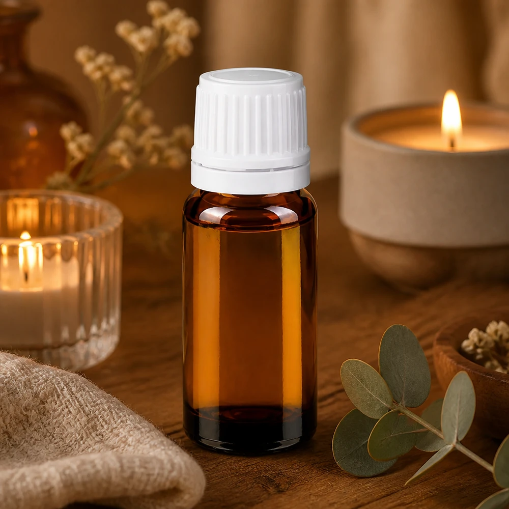 Kompaktowa buteleczka z brązowego szkła o pojemności 10 ml z białym zamknięciem typu OV, przeznaczona do kosmetyków naturalnych i produktów wellness