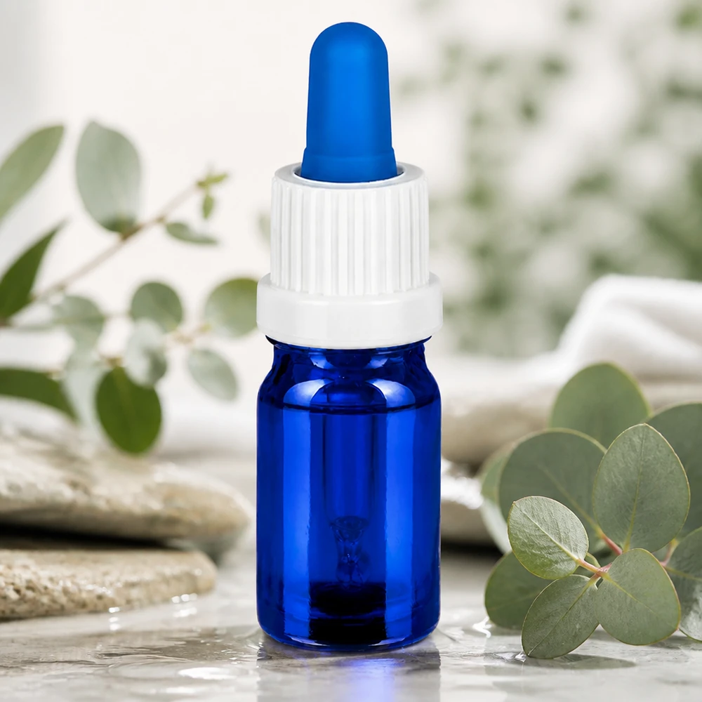 Butelka do leków płynnych 5 ml pipetowa biała/niebieska OV BlueLine UT18/5 Mała butelka z pipetą o pojemności 5 ml wykonana z niebieskiego szkła z ergonomicznym białym zakraplaczem