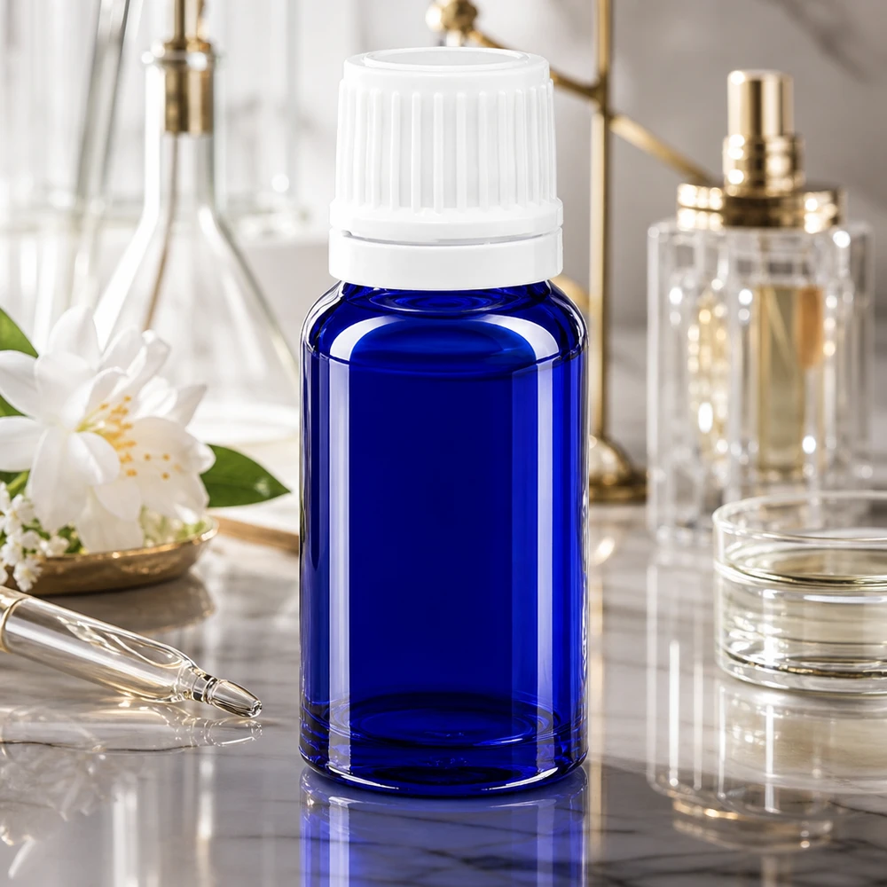 Butelka apteczna niebieska 10ml drip v. 1,2 mm biały OV Niebieska buteleczka z kroplomierzem ApoGlas o pojemności 10 ml z białym zamknięciem zabezpieczającym przed dziećmi na tle marmurowym