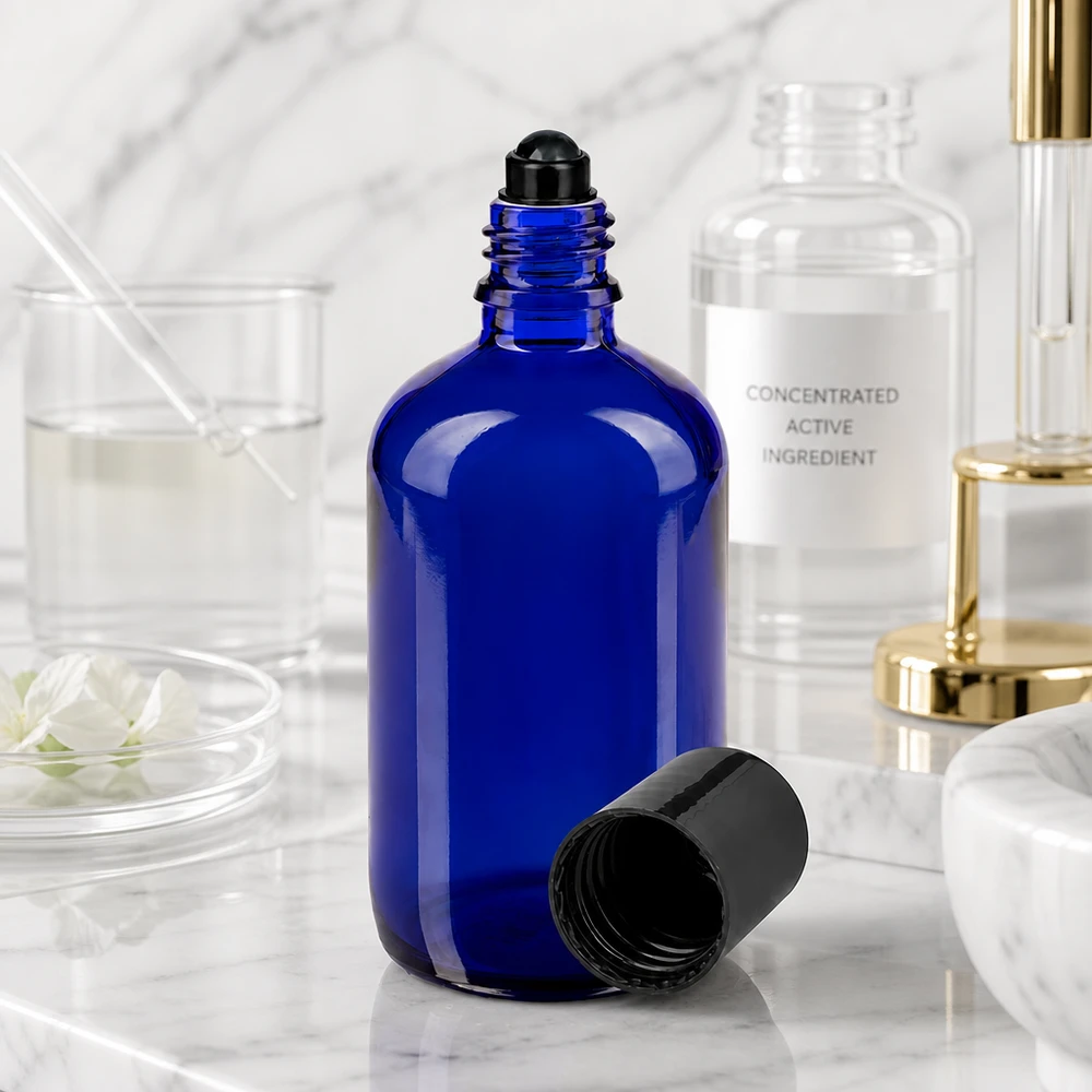 Otwarty flakonik z kulką o pojemności 100 ml w kolorze kobaltowym z czarną kulką w otoczeniu laboratoryjnym