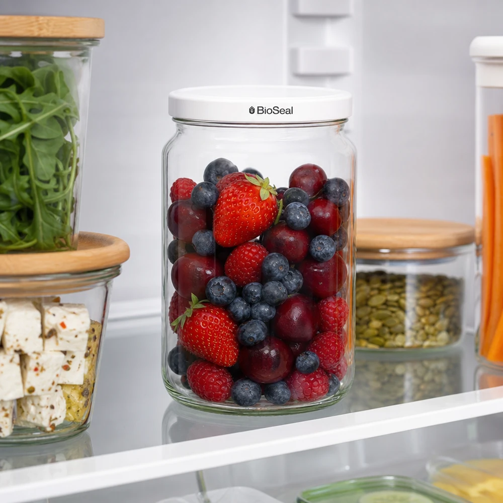 UNiTWIST Runda795 z białą pokrywką TO82 BioSeal UNiTWIST Runda795 im Kühlschrank mit frischen Beeren - optimale Frischhaltung dank weißem TO82 BioSeal Deckel