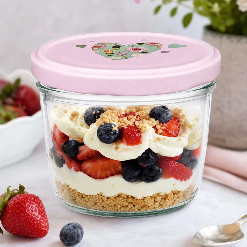 230 ml różowy słoiczek w kształcie serca z deserem jagodowym deser warstwowy jogurt truskawki jagody biszkopty baza deseru