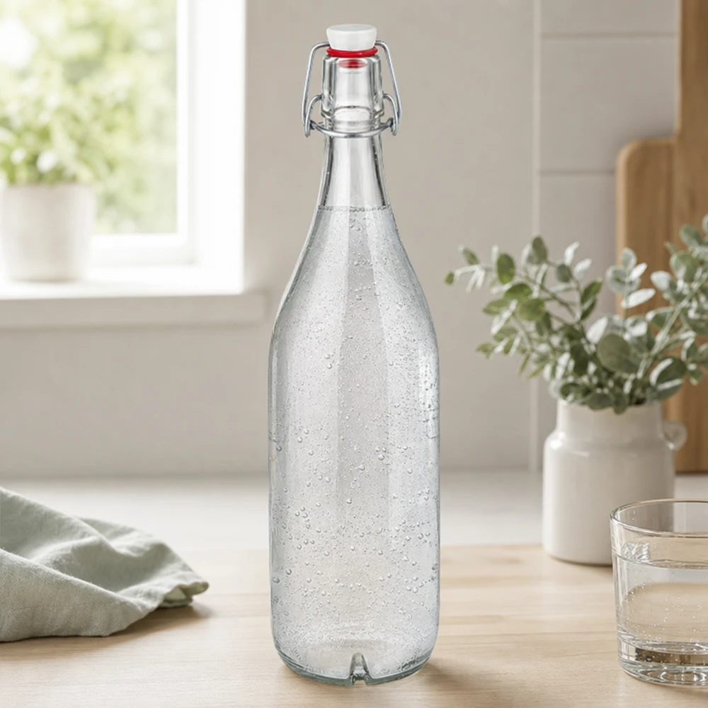 Szklana butelka o pojemności 1000 ml wypełniona wodą gazowaną na drewnianym stole w nowoczesnej kuchni