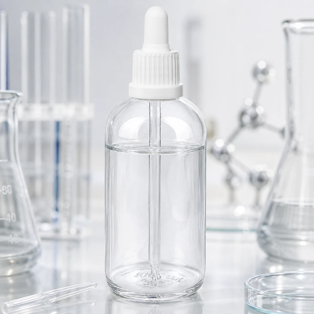 100 ml butelka z pipetą biała OV ClearLine UT18/100 Butelka z pipetą ClearLine o pojemności 100 ml, model UT18/100, z białą gumową ssawką w laboratorium