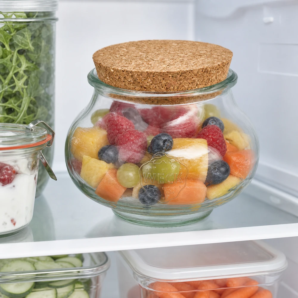 Słoik jubilerski 560ml WECK RR80 z korkiem naturalny WECK Schmuckglas 560ml RR80 mit Korkdeckel im Kühlschrank gefüllt mit frischem Obstsalat Kühlschrankorganisation