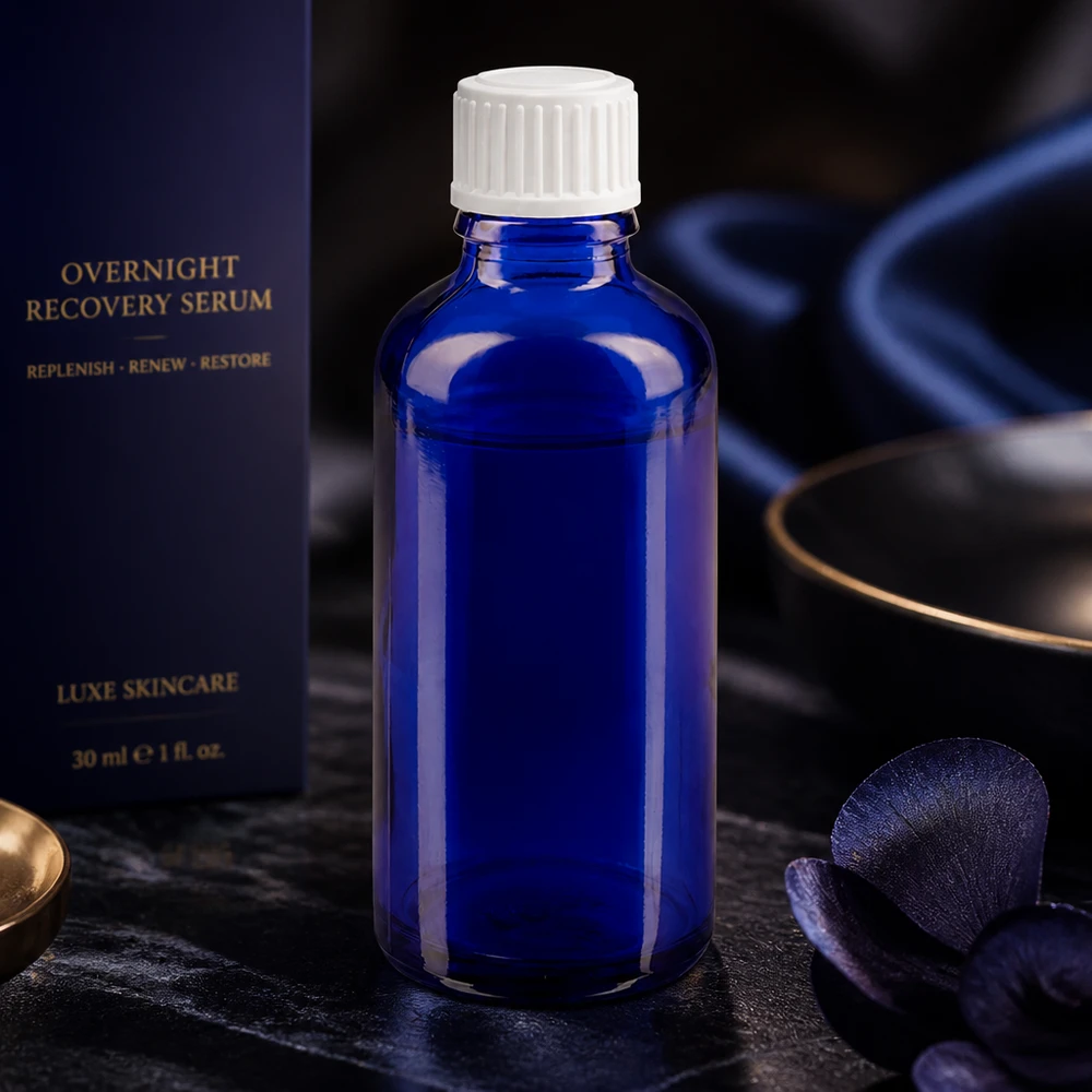 Butelka apteczna niebieska 50ml zakraplacz biały 0,8mm szt. Cylindryczna, kobaltowo-niebieska butelka z zakraplaczem o pojemności 50 ml, wykonana z szkła ApoGlas, z białym zakrętkiem, przeznaczona do serum