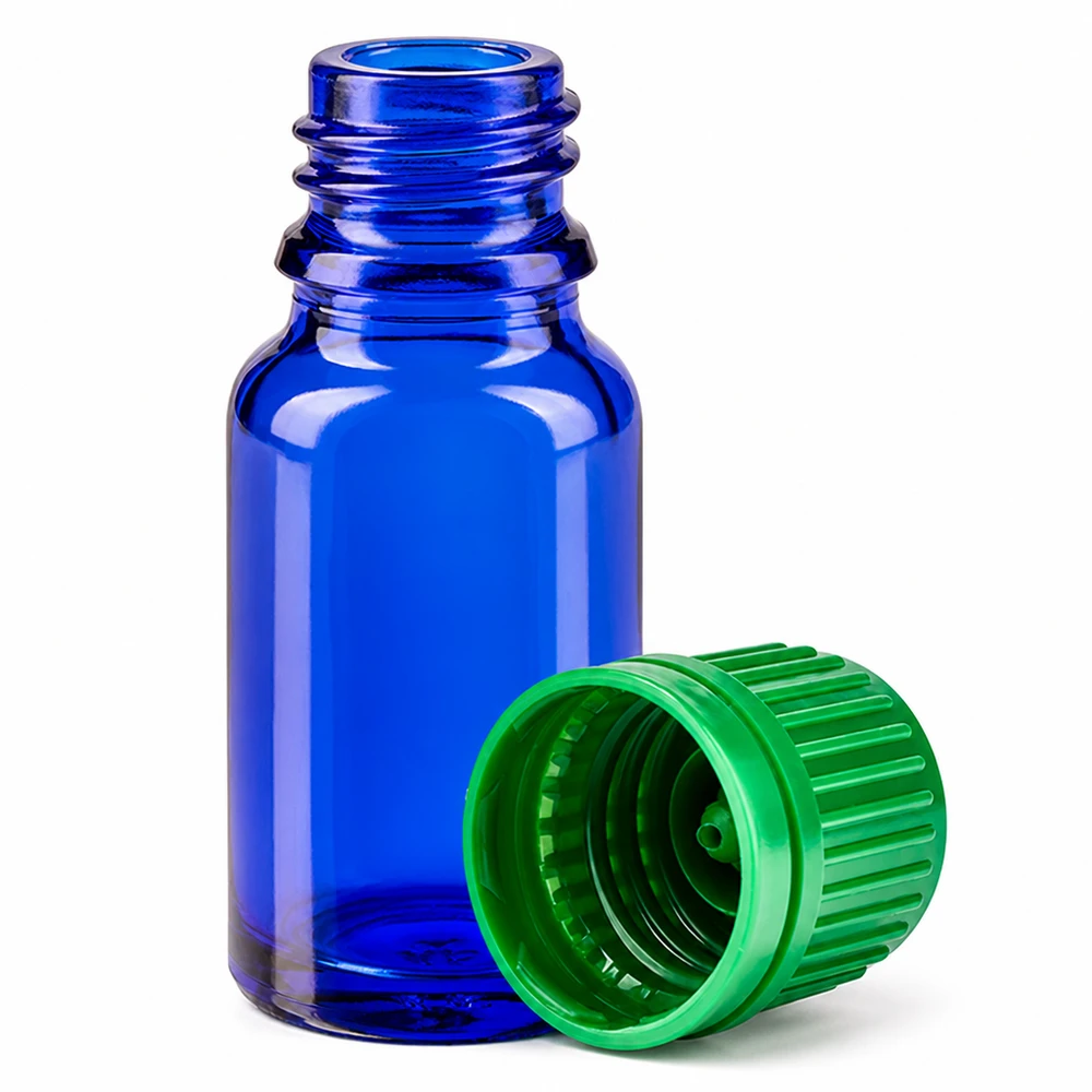 Mała szklana butelka o pojemności 10 ml z zieloną nakrętką do aromaterapii i kosmetyków naturalnych