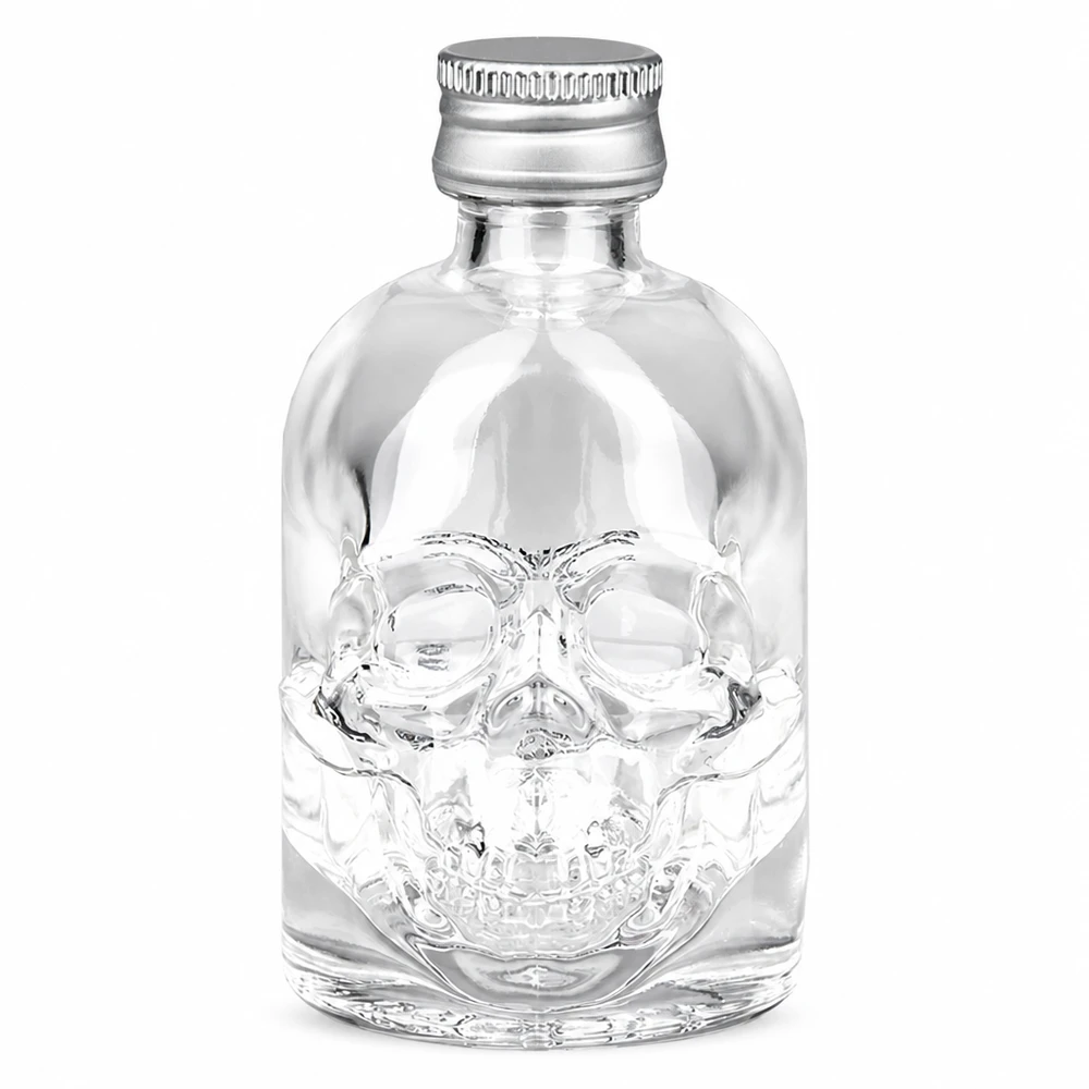 50 ml szklana butelka Hector z płaskorzeźbą czaszki i srebrną zakrętką UNiTWIS na białym tle