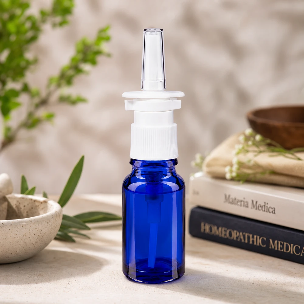 Butelka apteczna niebieska 10ml atomizer do nosa biały St Kobaltowo-niebieska buteleczka farmaceutyczna o pojemności 10 ml z ergonomiczną głowicą pompki do aerozolu do nosa, wykonaną z białego tworzywa sztucznego