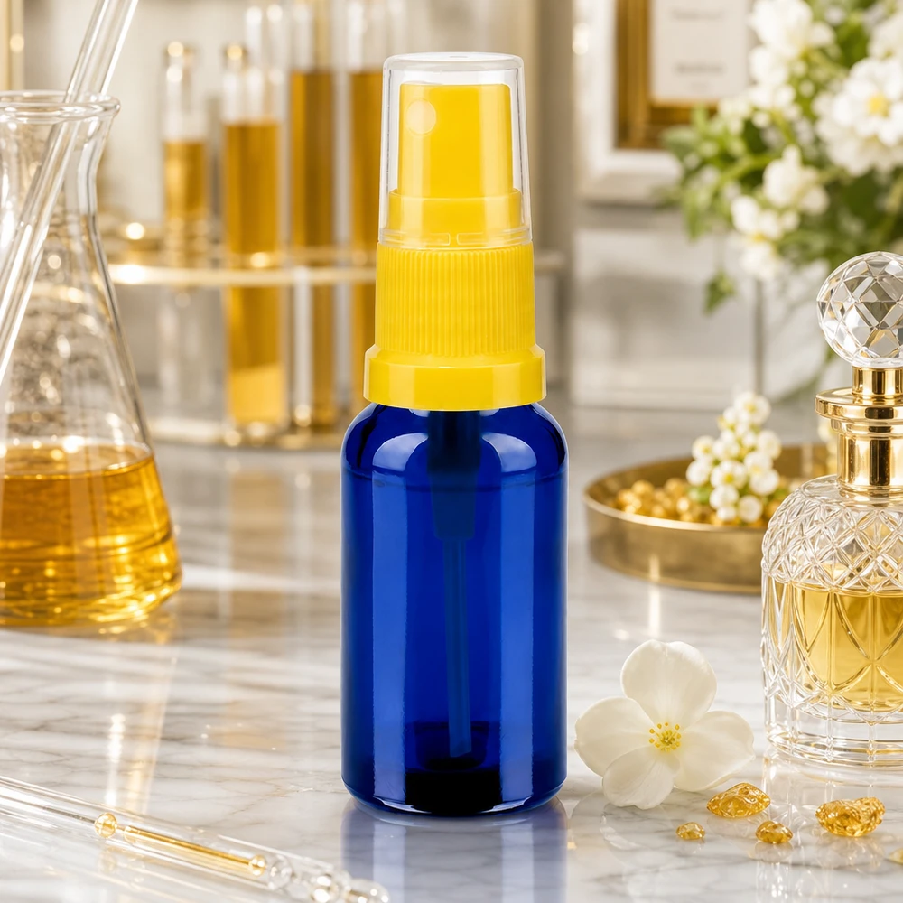 20 ml butelka ze spryskiwaczem żółta/przezroczysta STD BlueLine UT18/20 Kompaktowa butelka z rozpylaczem 20 ml z przezroczystą pompką BlueLine UT18/20 do kosmetyków