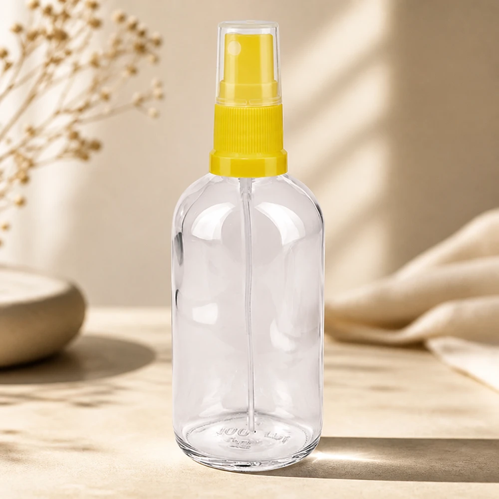 Pusta plastikowa butelka z atomizerem o pojemności 100 ml z żółtą pompką na drewnianym tle