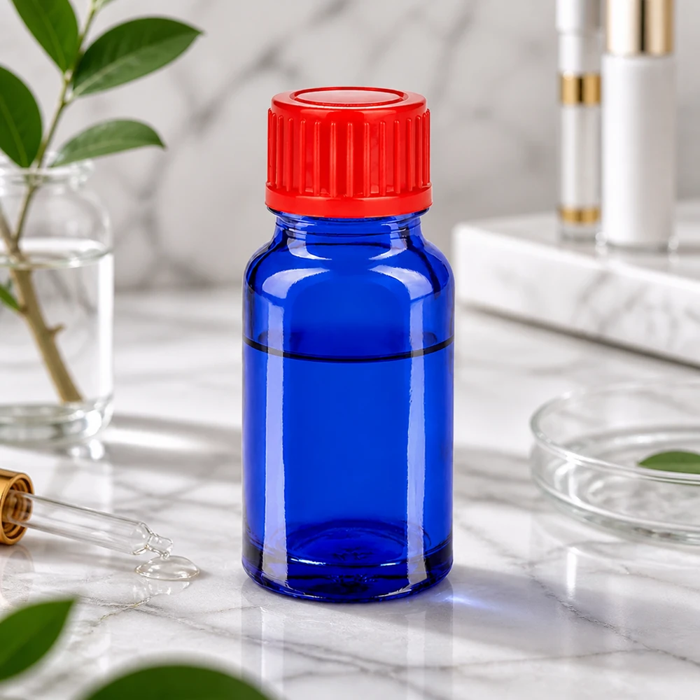 Wysokiej jakości szklana butelka o pojemności 10 ml z ochroną przed promieniowaniem UV dzięki niebieskiemu kobaltowemu szkłu i bezpiecznej czerwonej nakrętce.