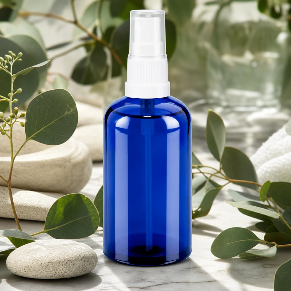 Pusta butelka z rozpylaczem 100 ml w kolorze niebieskim z białą głowicą rozpylającą do kosmetyków i produktów pielęgnacyjnych DIY