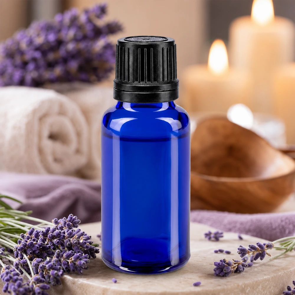 Butelka apteczna niebieska 20ml zakrętka czarny nalewak r. OV Niebieska szklana buteleczka o pojemności 20 ml z czarnym zakraplaczem, otoczona kwiatami lawendy i świecami