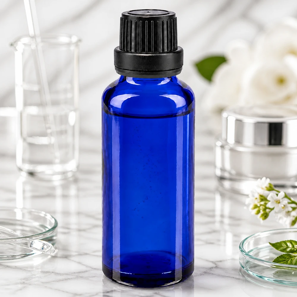 Ciemnoniebieska buteleczka z kroplomierzem o pojemności 30 ml, wykonana ze szkła aptecznego, z zakrętką zabezpieczoną przed dziećmi o średnicy 11 mm