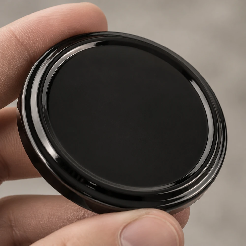Pokrywka BasicSeal 63 mm, czarna (TO63) UNiTWIST Zbliżenie na czarną metalową pokrywkę BasicSeal 63 mm TO63 UNiTWIST o błyszczącej powierzchni