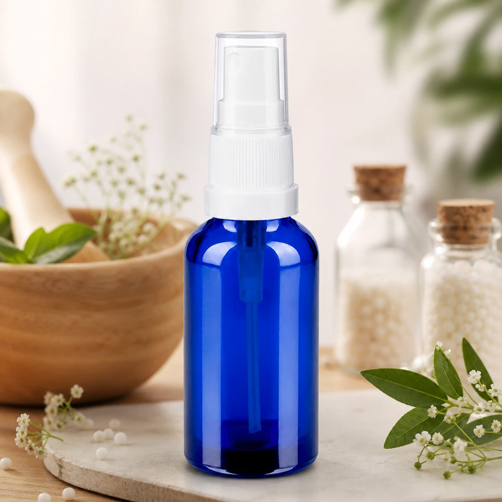 Poręczna butelka z przezroczystą głowicą rozpylającą o pojemności 30 ml ułatwia aplikację kosmetyków