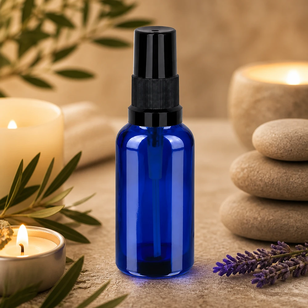 Butelka ze spryskiwaczem 30 ml czarna STD BlueLine UT18/30 Kompaktowa butelka z rozpylaczem o pojemności 30 ml wykonana z niebieskiego szkła z ergonomiczną czarną głowicą rozpylającą