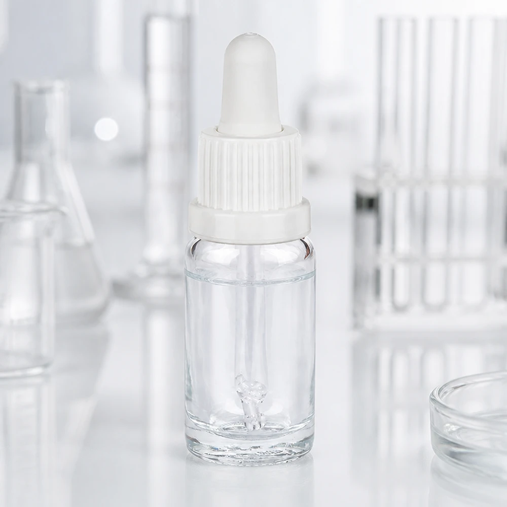 Butelka z pipetą ClearLine o pojemności 10 ml z białym zakrętką i gumową przyssawką w laboratorium