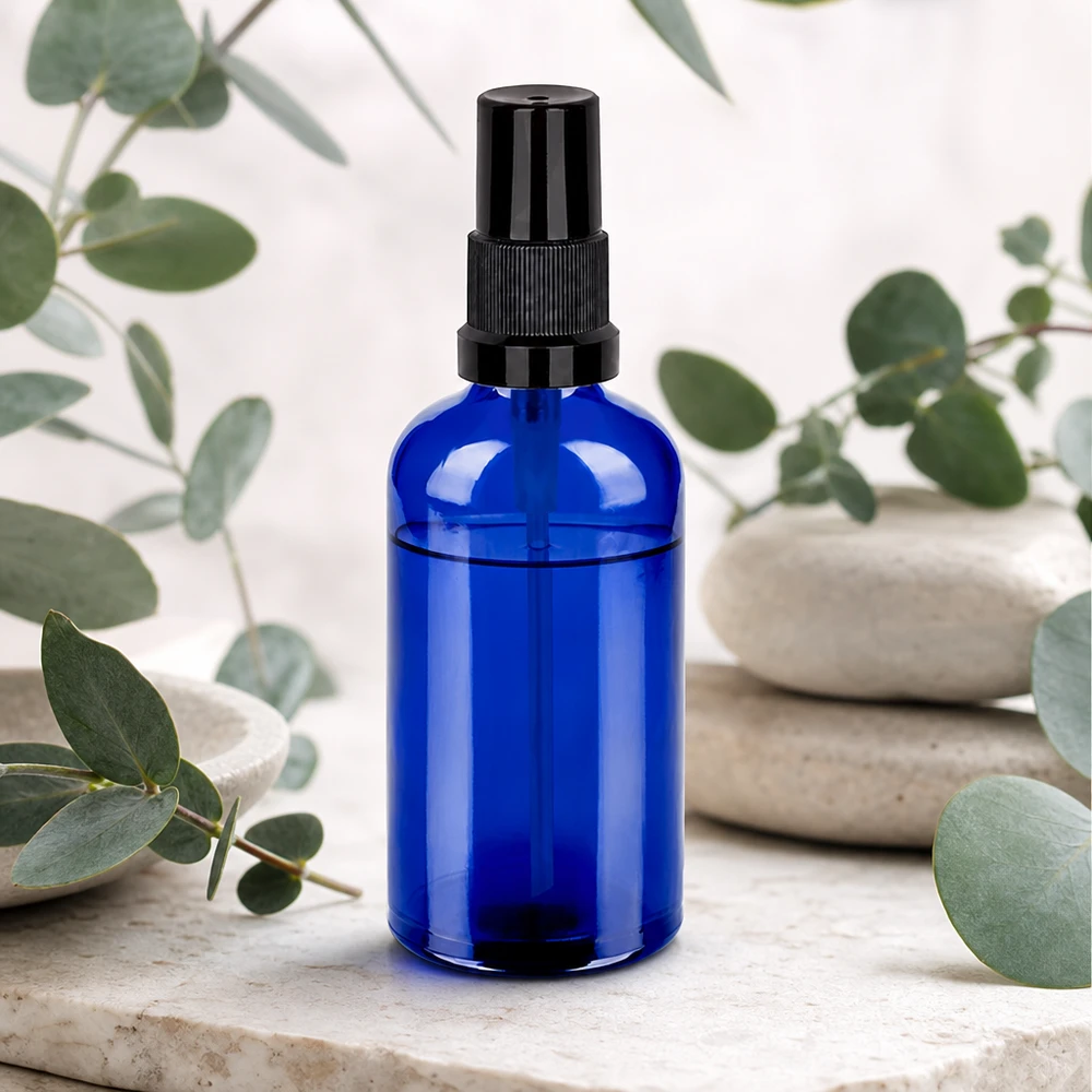 100 ml butelka ze spryskiwaczem czarna STD BlueLine UT18/100 Butelka z niebieskiego szkła o pojemności 100 ml z nasadką rozpylającą - kompaktowy rozmiar do podróży i na wynos
