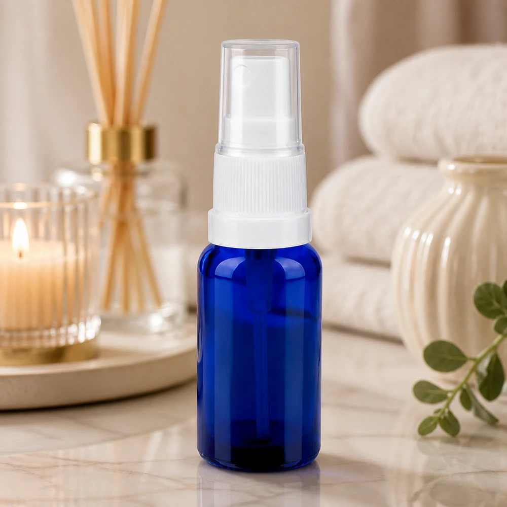 Butelka ze spryskiwaczem 20 ml biała/przezroczysta STD BlueLine UT18/20 Kompaktowa szklana butelka z rozpylaczem o pojemności 20 ml i białą głowicą rozpylającą, idealna w podróży i w podróży.