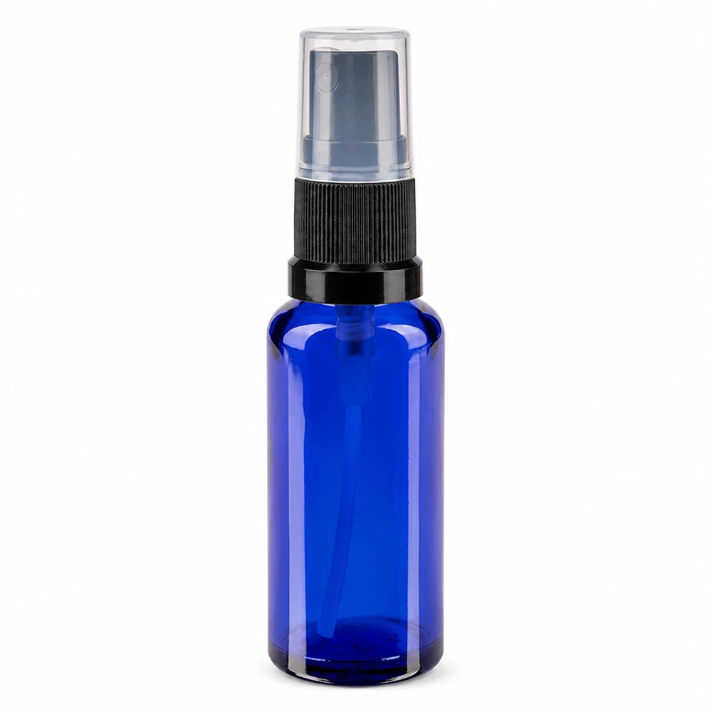 Butelka apteczna niebieska 30ml nasadka rozpylająca czarna Niebieska szklana butelka o pojemności 30 ml z czarną głowicą rozpylającą i przezroczystą nasadką ochronną, przeznaczona do użytku aptecznego