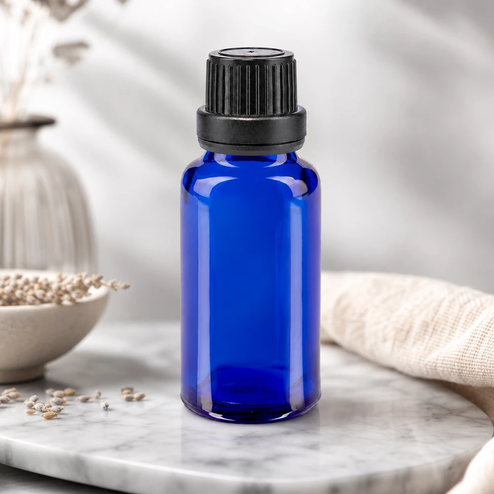 Butelka apteczna niebieska 20ml zakrętka czarna szczelna OV Niebieska buteleczka apteczna o pojemności 20 ml, wykonana ze szkła borokrzemowego, z czarną nakrętką zabezpieczoną przed dziećmi o średnicy 11 mm