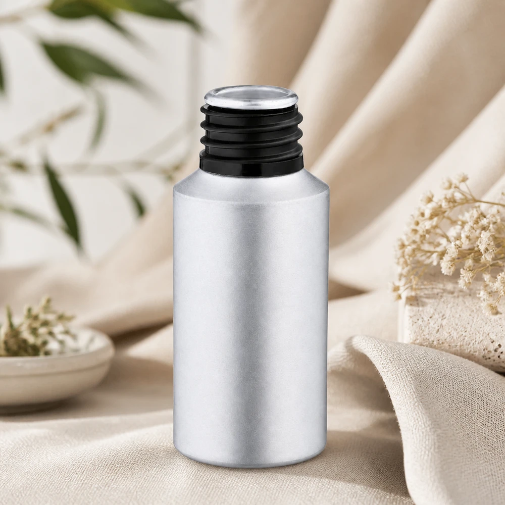Butelka z barwionego aluminium o pojemności 30 ml Butelka z barwionego aluminium o pojemności 30 ml o cylindrycznym kształcie i smukłej konstrukcji zapewniającej elegancką prezentację produktu.