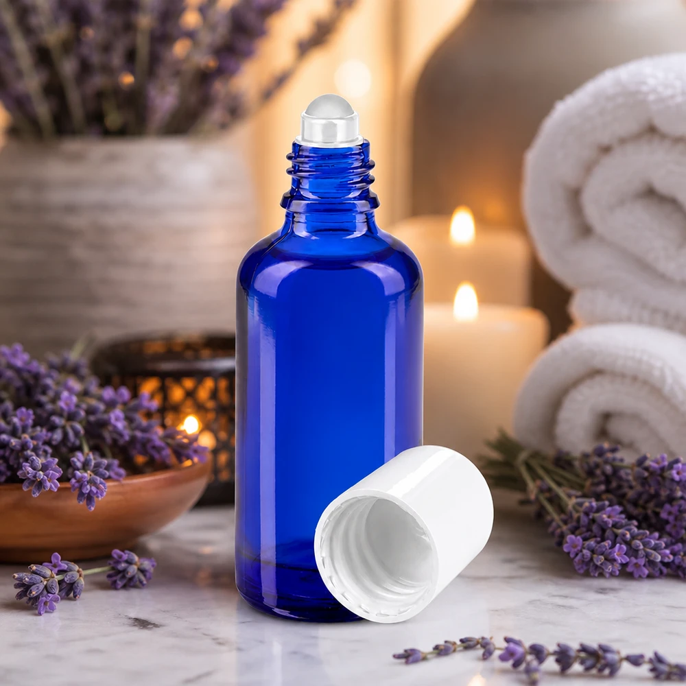 Butelka z kulką o pojemności 50 ml w kolorze kobaltowym, z przezroczystą kulką ze stali nierdzewnej i białą zakręcaną nakrętką wykonaną ze szkła aptecznego