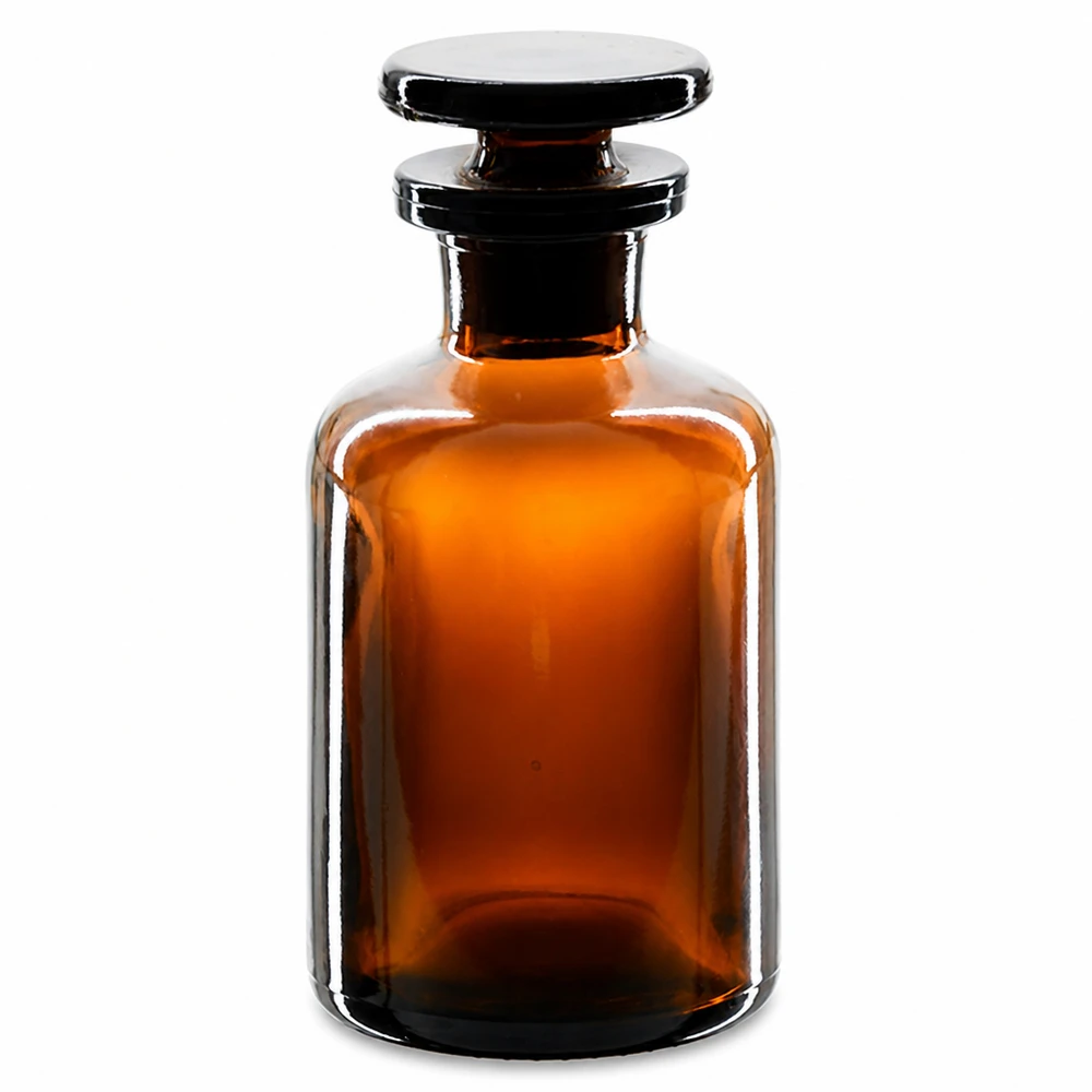 Brązowa butelka z zaokrąglonymi ramionami o pojemności 50 ml z szklanym korkiem, przeznaczona do zastosowań laboratoryjnych i do przechowywania odczynników chemicznych