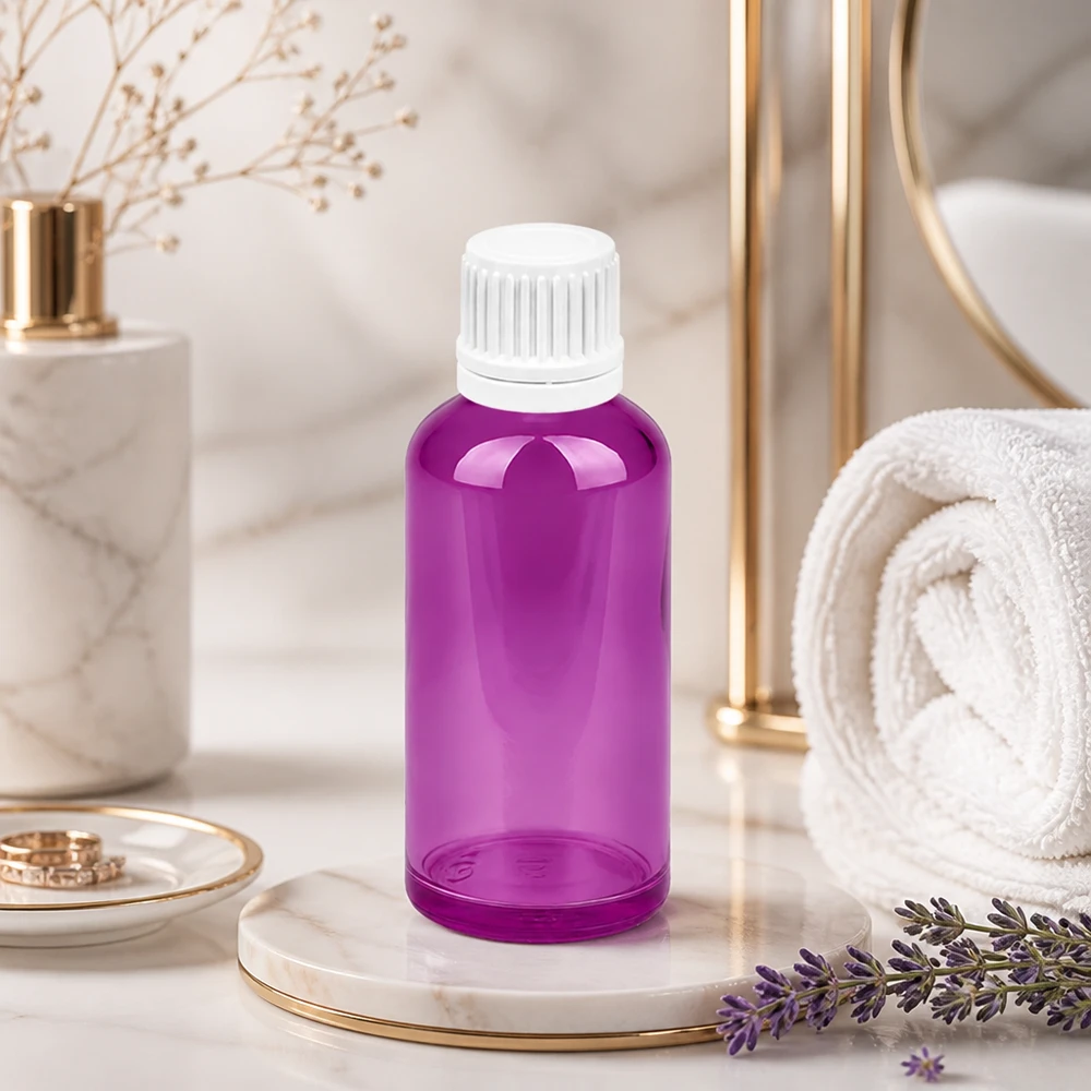 Butelka z zakraplaczem 50 ml 0,7 mm biała Oryginalna zakrętka PurpleLine UT18/50 Elegancka butelka z zakraplaczem o pojemności 50 ml w kolorze fioletowym z białą zakrętką do stylowej prezentacji produktu.