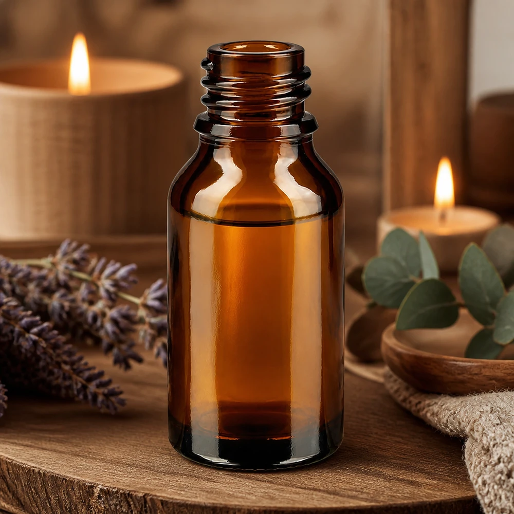 Butelka z zakraplaczem 30 ml DIN 18 bursztynowe szkło HIGH SHAPE 30ml brązowa butelka apteczna wysoki kształt ApoGlas pusta z szyszkami sosny gałązki eukaliptusa świece wellness atmosfera