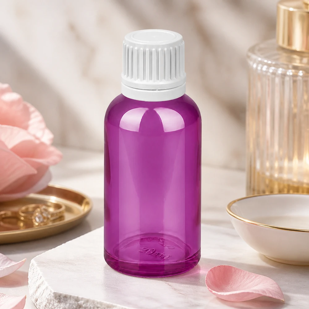 Butelka z zakraplaczem o pojemności 30 ml wykonana z wysokiej jakości szkła w eleganckim fioletowym kolorze z białą zakrętką.