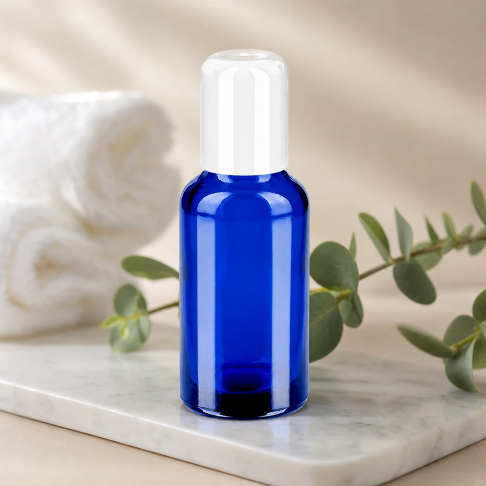 Butelka roll-on 30 ml biała STD BlueLine UT18/30 Butelka roll-on 30 ml z białą zakrętką STD z jasnoniebieskiego szkła do kosmetyków