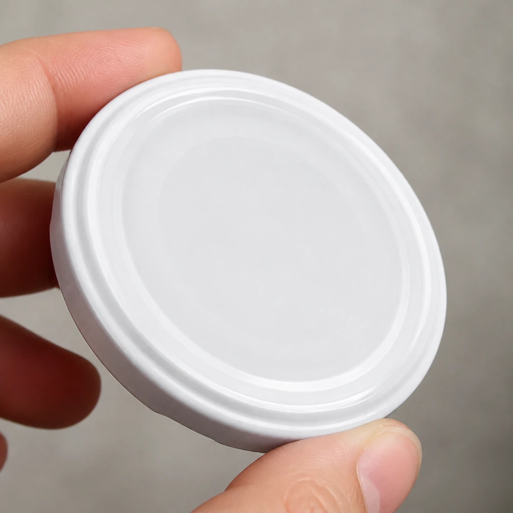 UNiTWIST TO82 biały, BioSeal, BPA-NI, unitemp UNiTWIST TO82 – biała nakrętka typu twist-off o średnicy 82 mm, BioSeal – zbliżenie na spód