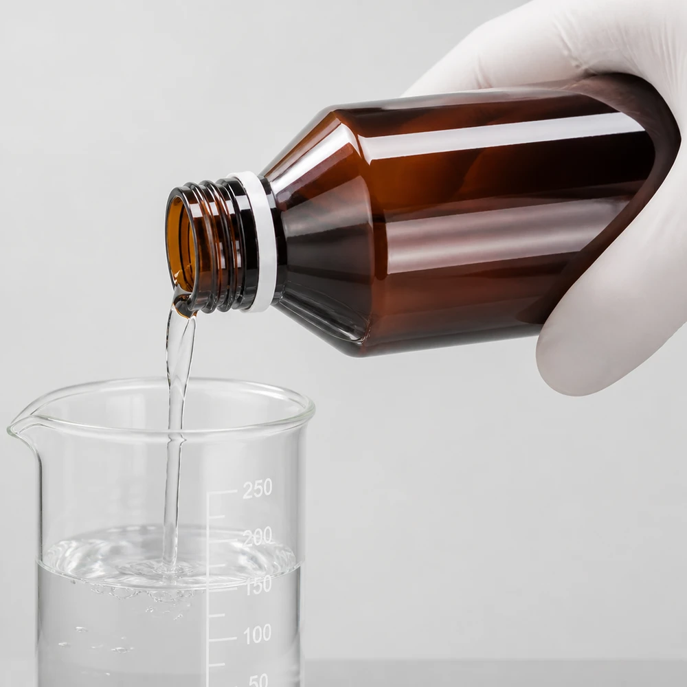 Butelka PET 100 ml z białym karbowanym OV Brązowa butelka PET o pojemności 100 ml jest opróżniana do szklanki, z białym, żłobkowanym zamknięciem zabezpieczającym