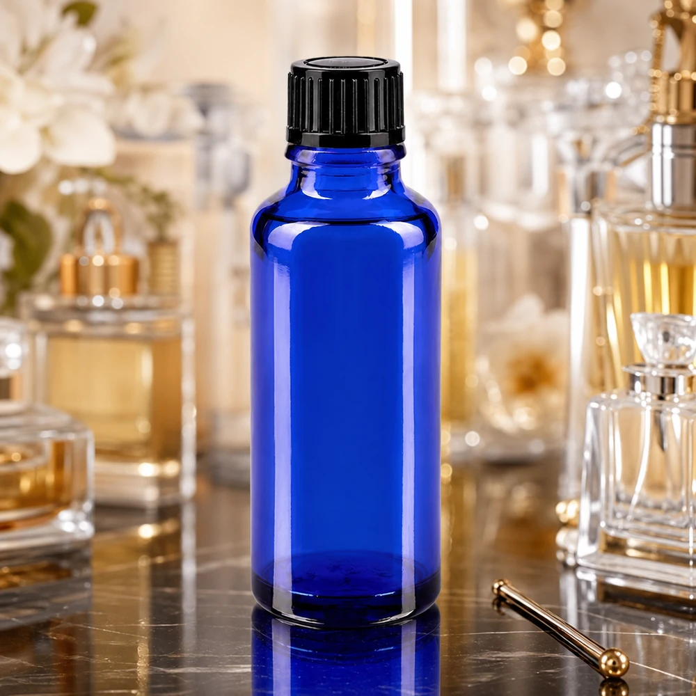 Mała niebieska szklana buteleczka o pojemności 30 ml z czarną zakrętką, przypominająca eleganckie flakony perfum
