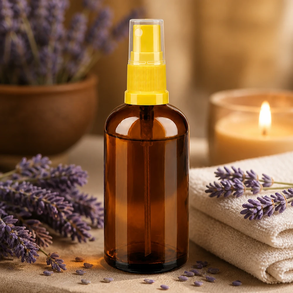 100 ml butelka ze spryskiwaczem żółta/przezroczysta STD BrownLine UT18/100 Butelka z rozpylaczem BrownLine 100 ml z przezroczystego bursztynowego szkła i praktycznym rozpylaczem z pompką do odnowy biologicznej