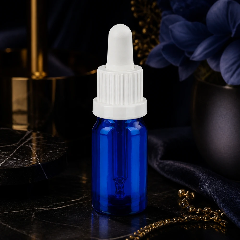 Mała butelka z pipetą o pojemności 5 ml o eleganckim wyglądzie z praktycznym zakraplaczem do precyzyjnego dozowania.