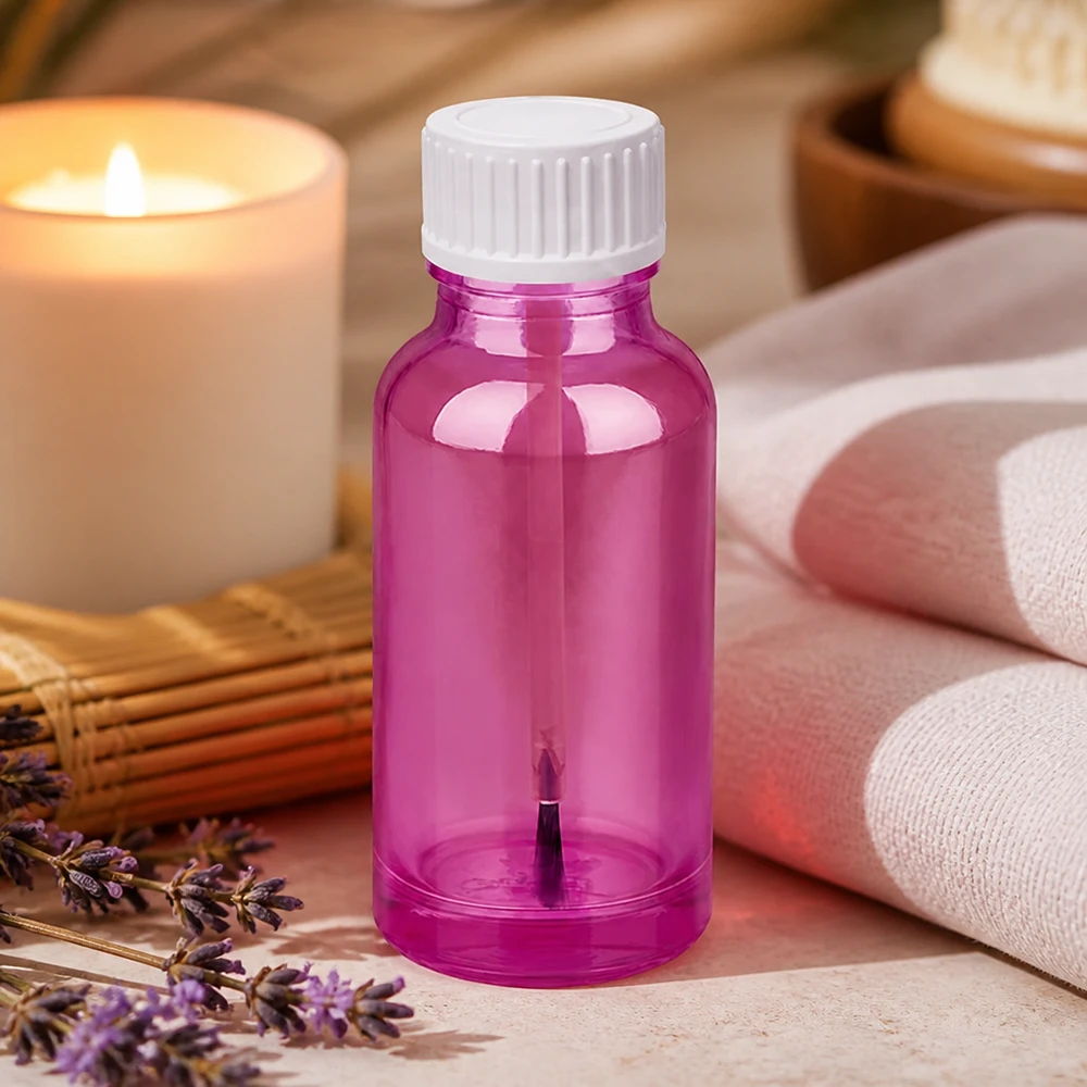 Butelka z pędzelkiem 20 ml PurpleLine UT18/20 biały standardowy Mała buteleczka z pędzelkiem o pojemności 20 ml i białą zakrętką jest idealna do precyzyjnej aplikacji kosmetyków.